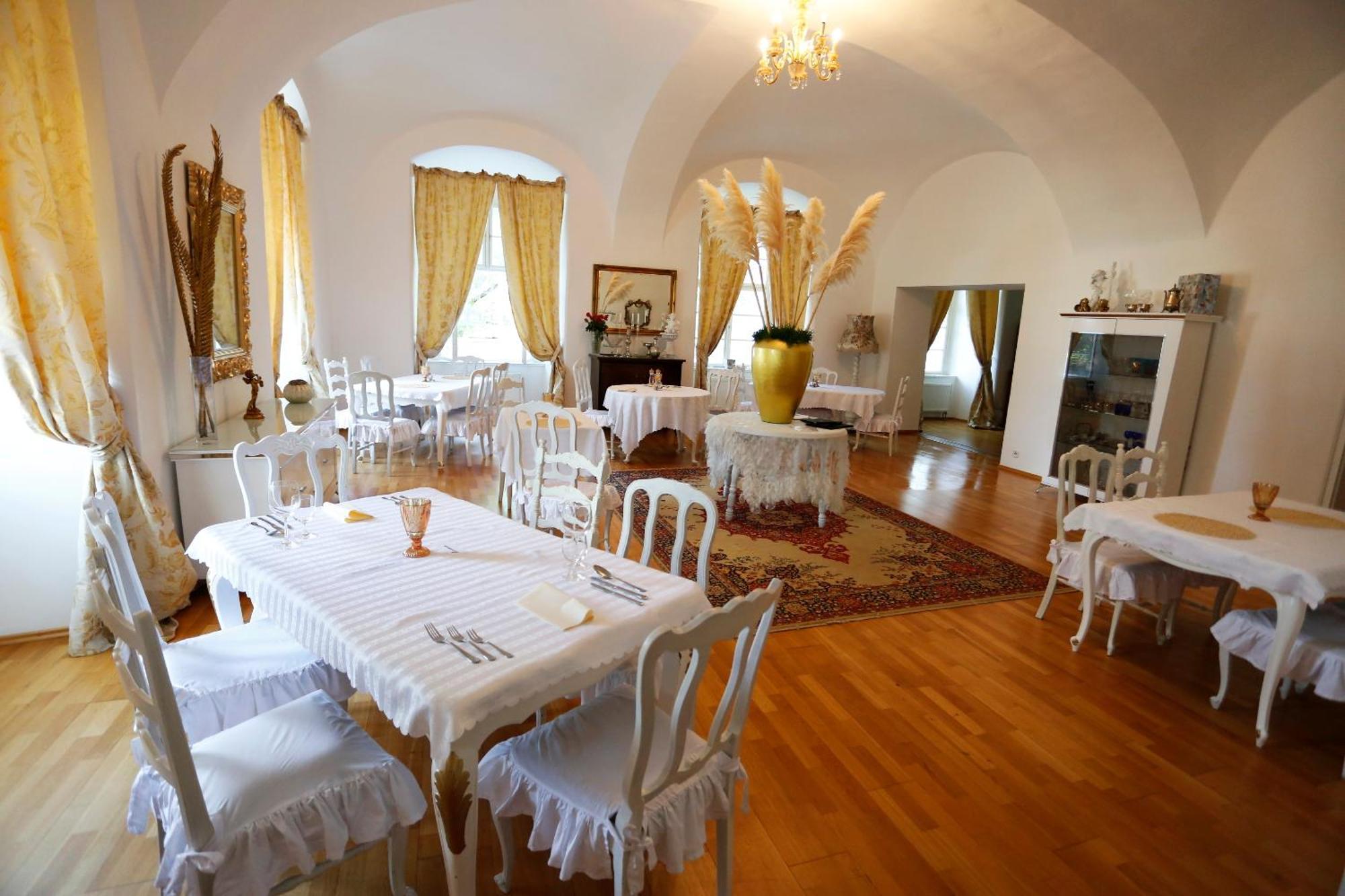 Отель Zamek Napajedla Экстерьер фото